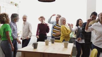 contento multirazziale persone con diverso età e etnie avendo divertimento danza a casa video