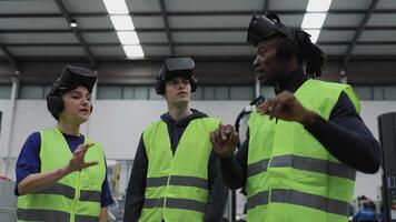 Tres personas vistiendo vr auriculares en un industrial ajuste video