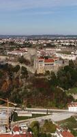 vertical vídeo castelo do leiria, Portugal aéreo Visão video