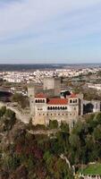 vertical vídeo castelo do leiria, Portugal aéreo Visão video