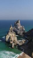 vertikal video av ursa strand i sintra portugal antenn se