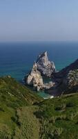 verticaal video van ursa strand in sintra Portugal antenne visie