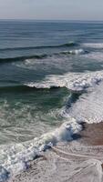 verticaal video van beroemd zee golven van nazaré Portugal antenne visie