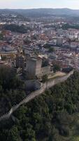 vertical vídeo castelo do leiria, Portugal aéreo Visão video