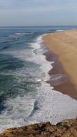 vertical vídeo de famoso mar olas de nazaré Portugal aéreo ver video