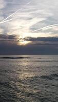 verticaal video van zonsondergang Bij de strand