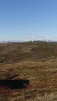 Vertikale Video von Berg Windmühlen Antenne Aussicht