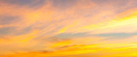 dorado cielo el dorado naranja resplandor de el puesta de sol. vistoso cielo en invierno. foto
