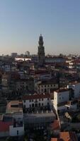 vertical vídeo el increíble ciudad de porto en Portugal aéreo ver video