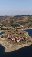 verticale video villaggio di vilarinho de negri nel Portogallo aereo Visualizza