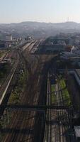 verticaal video van spoorwegen trein station top visie