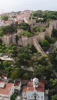 verticaal video kasteel van sao Jorge in Lissabon, Portugal