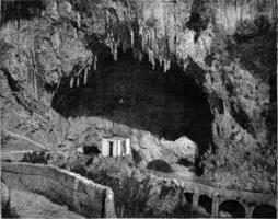 gruta de S t. cristóbal, en amalfi, Clásico grabado. foto