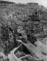 montaña la carretera con hueco túneles en estratificado rocas cerca Constantino, Clásico grabado. foto