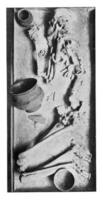 esqueleto de el reciente Roca años con jarrones, pedernal herramientas, hueso pulsera y mármol rosario, Clásico grabado. foto