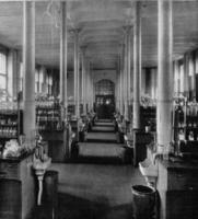 estudiante trabajo habitación en el pre-aire químico instituto de el Universidad de Berlina, Clásico grabado. foto