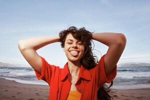 alegre verano divertida. sonriente mujer abrazando libertad y felicidad en un soleado playa foto