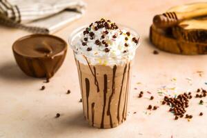 Nutella malteada con crema, chocolate chip y asperja servido en vaso aislado en mesa parte superior ver sano Mañana bebida foto