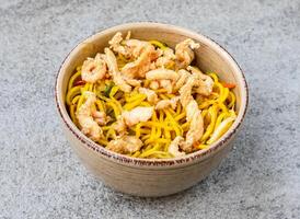 pollo Chow mein o perro chino mein servido en plato aislado en antecedentes parte superior ver de asiático comida foto