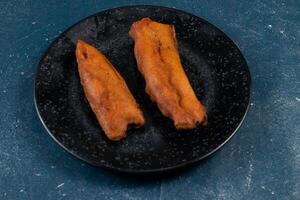 profundo frito brinjal pakora o comenzado servido en un plato aislado en antecedentes parte superior ver de indio y bengalí comida foto