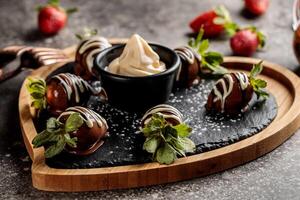 fresa tortita inmersión con chocolate servido en plato aislado en antecedentes parte superior ver de café comida foto