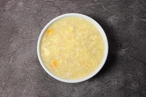 pollo maíz sopa servido en cuenco aislado en antecedentes parte superior ver de Bangladesh comida foto