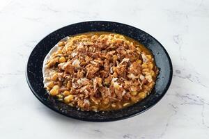 picante chana charla condimento chotpoti en un negro plato aislado en antecedentes parte superior ver de indio, bangali y pakistaní comida charla pata comida foto