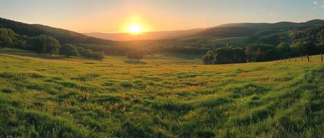 amanecer ligero en verde paisajes, acogedor más largo dias foto