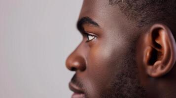 ai generado de cerca retrato de un joven africano americano hombre mirando lejos. foto