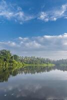 un hermoso paisaje de paisaje con río, cielo en pueblo en kerala, India foto