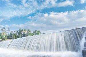 un hermosa ver de un cascada desde un cheque represa en kerala, India. foto