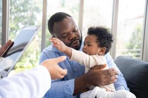 pediatría médico con estetoscopio para livianos o cofre chequeo para examinando linda pequeño niña en médico cuidado de la salud hospital o clínica. médico cheque corazón y livianos para sonriente africano americano bebé. foto