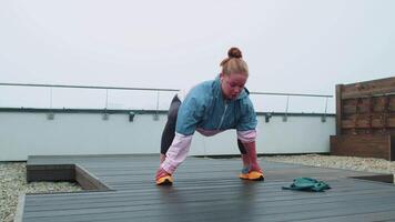 ginástica menina fazer exercite-se cardio Treinamento agachamentos exercícios ao ar livre, peso perda, gordo queimando video