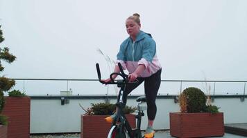 kvinna utför aerob uthållighet Träning träna konditionsträning rutin- på de simulatorer, cykel Träning video