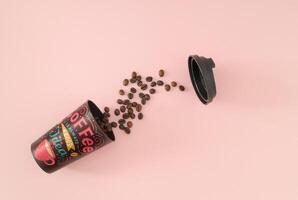 café es siempre un bueno idea. creativo diseño hecho con café taza y asado café frijoles en ligero rosado antecedentes. mínimo tomar lejos café concepto. de moda café a Vamos idea. plano poner, parte superior de vista. foto