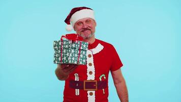 homme dans Noël T-shirt montrant cadeau des boites et 30 pour cent remise les inscriptions bannière texte Remarque video