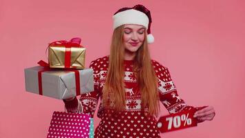 Frau im Weihnachten Sweatshirt zeigen Geschenk Box und 70 Prozent Rabatt Inschriften Banner Text Hinweis video