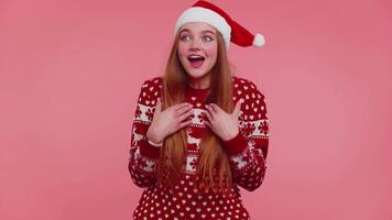 allegro ragazza nel rosso maglione Natale Santa urlando, festeggiare successo, vincente, obbiettivo realizzatori video