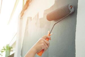 rodillo cepillo cuadro, trabajador pintura en superficie pared pintura departamento, renovando con gris color pintar. salir vacío Copiar espacio blanco a escribir descriptivo texto al lado de. foto