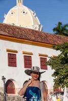 hermosa mujer vistiendo el tradicional Colombiana sombrero llamado sombrero vueltiao a el histórico calle Delaware la ronda de el cartagena Delaware indios amurallado ciudad foto