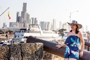 hermosa mujer vistiendo el tradicional Colombiana sombrero llamado sombrero vueltiao a san ignacio baluarte en el histórico cartagena Delaware indios amurallado ciudad foto