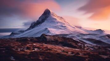 ai generado remoto montaña pico con amanecer ligero y cielo foto