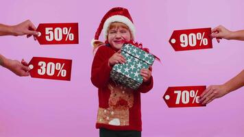 bambin peu fille enfant en portant cadeau des boites et recevoir Noël remises les inscriptions bannière des textes video