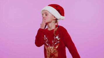 Mädchen im Weihnachten Sweatshirt Senden viele von Luft Küsse suchen beim Kamera, lächelnd, fehlt Du, Liebe video