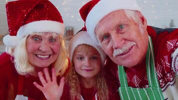 pov do Senior avós com neto menina levando selfie em Móvel telefone em Natal cozinha video