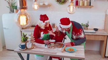 rolig senior farföräldrar och barnbarn spelar med mjöl smetande på ansikte på jul kök video
