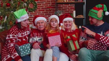 multigeneracional familia tomando selfie foto en Temporizador móvil teléfono a decorado Navidad hogar video