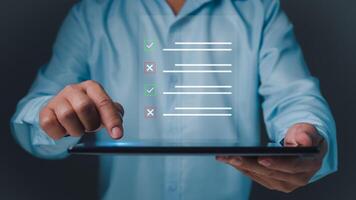 Lista de Verificación y relleno encuesta formar en línea. documento administración sistema, DM calidad controlar y exactitud controlar, empresario utilizando tableta en línea encuesta relleno afuera, negocio actuación supervisión. foto