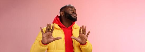 relajarse yo acuerdo él. sin molestias frío guapo confidente mandón africano barbado chico sonriente preguntando suficiente detener disculparse aumento palmas calma abajo gesto sonriendo rubor reconfortante saludo foto