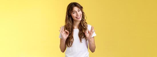 frío todo bueno debajo control. niña muestra Okay anillos gesto sonriente aceptar bueno elección aprobatorio cabecear juicio dar personal opinión actuación excelente, tracción cara no malo expresión foto